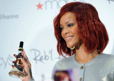 Rihanna si tocca in pubblico: sul palco a gambe spalancate Rihanna si tocca in pubblico: sul palco a gambe spalancate