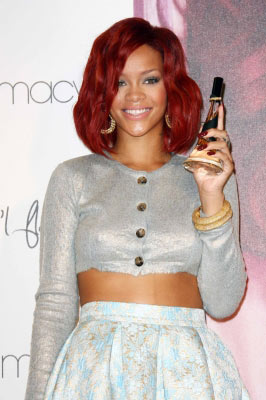 Rihanna si tocca in pubblico: sul palco a gambe spalancate Rihanna si tocca in pubblico: sul palco a gambe spalancate