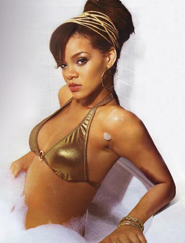 Rihanna si tocca in pubblico: sul palco a gambe spalancate Rihanna si tocca in pubblico: sul palco a gambe spalancate