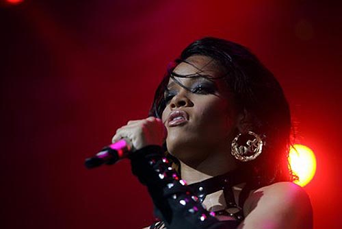 Rihanna si tocca in pubblico: sul palco a gambe spalancate Rihanna si tocca in pubblico: sul palco a gambe spalancate
