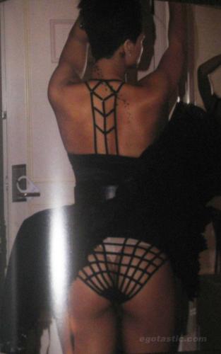 Rihanna si tocca in pubblico: sul palco a gambe spalancate Rihanna si tocca in pubblico: sul palco a gambe spalancate