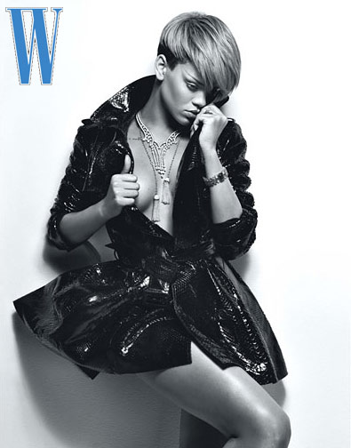 Rihanna si tocca in pubblico: sul palco a gambe spalancate Rihanna si tocca in pubblico: sul palco a gambe spalancate