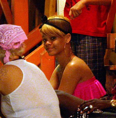 Rihanna si tocca in pubblico: sul palco a gambe spalancate Rihanna si tocca in pubblico: sul palco a gambe spalancate