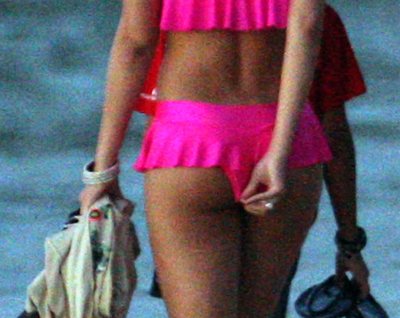 Rihanna si tocca in pubblico: sul palco a gambe spalancate Rihanna si tocca in pubblico: sul palco a gambe spalancate