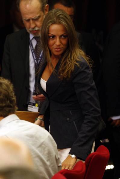 Scontro Pascale-Cabello. “Ti invito a prendere un caffè da me, magari in compagnia del mio ragazzo”