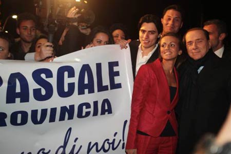 Scontro Pascale-Cabello. “Ti invito a prendere un caffè da me, magari in compagnia del mio ragazzo”
