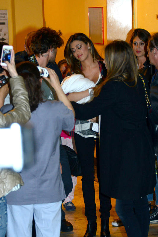 Belen Rodriguez esce dall’ospedale con Santiago. Selvaggia Lucarelli mostra il “volto” del piccolo