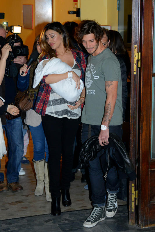 Belen Rodriguez esce dall’ospedale con Santiago. Selvaggia Lucarelli mostra il “volto” del piccolo