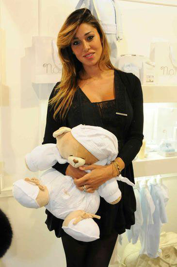 Belen Rodriguez esce dall’ospedale con Santiago. Selvaggia Lucarelli mostra il “volto” del piccolo