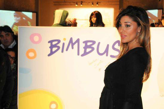 Belen Rodriguez esce dall’ospedale con Santiago. Selvaggia Lucarelli mostra il “volto” del piccolo