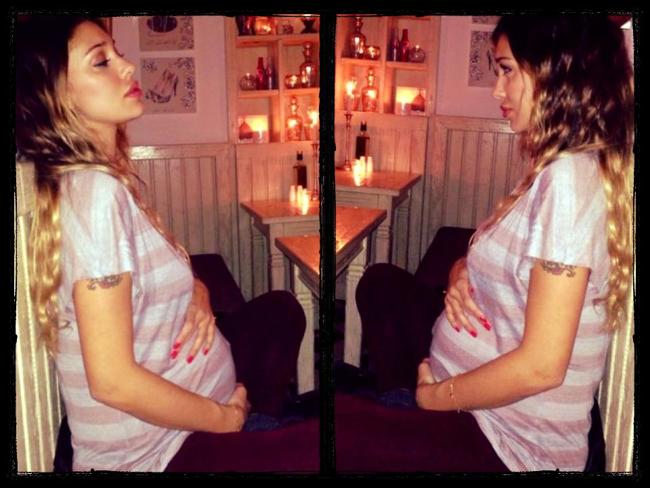 Belen Rodriguez esce dall’ospedale con Santiago. Selvaggia Lucarelli mostra il “volto” del piccolo