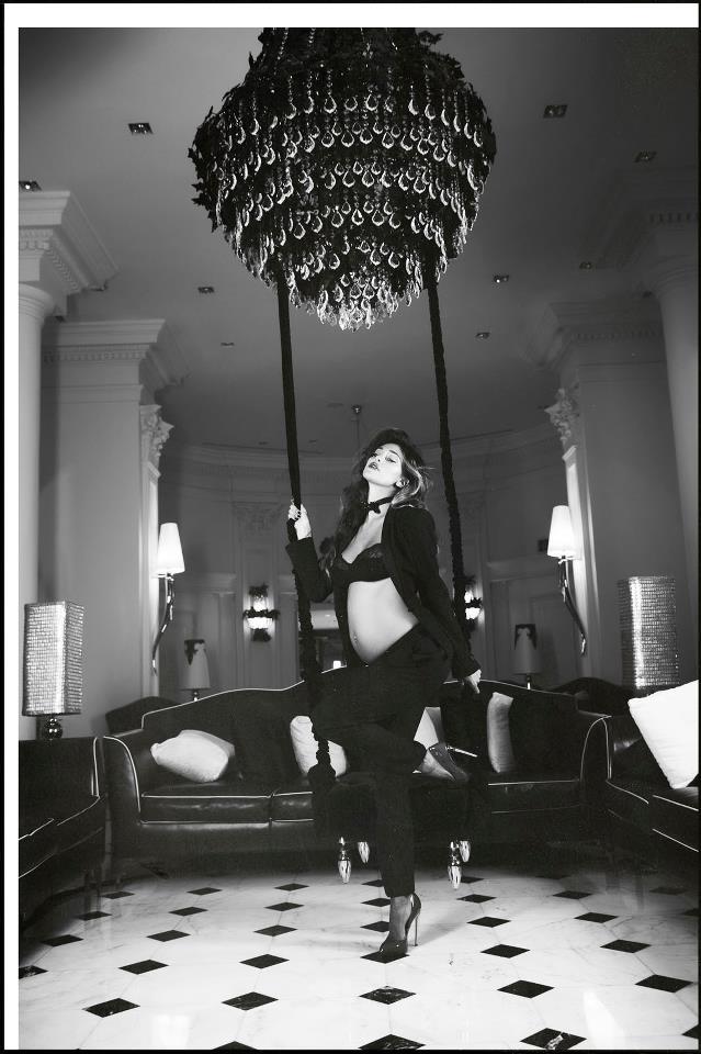 Belen Rodriguez esce dall’ospedale con Santiago. Selvaggia Lucarelli mostra il “volto” del piccolo