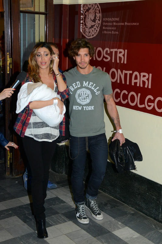 Belen Rodriguez esce dall’ospedale con Santiago. Selvaggia Lucarelli mostra il “volto” del piccolo