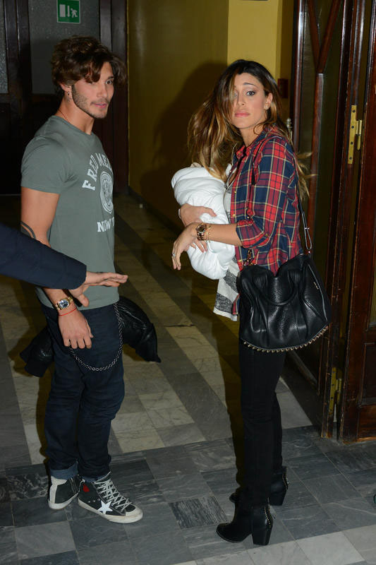 Belen Rodriguez esce dall’ospedale con Santiago. Selvaggia Lucarelli mostra il “volto” del piccolo