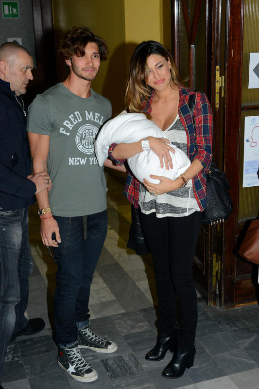 Belen Rodriguez esce dall’ospedale con Santiago. Selvaggia Lucarelli mostra il “volto” del piccolo