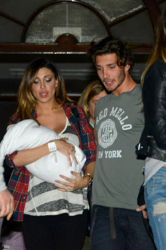 Belen Rodriguez esce dall’ospedale con Santiago. Selvaggia Lucarelli mostra il “volto” del piccolo