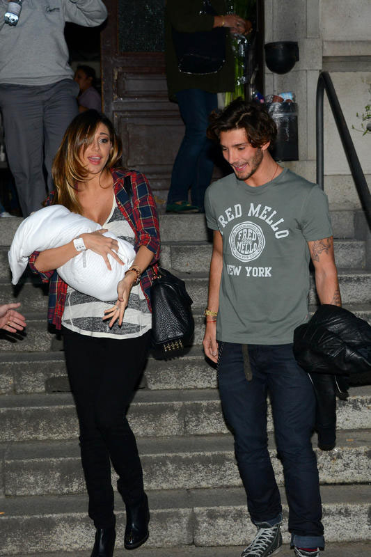 Belen Rodriguez esce dall’ospedale con Santiago. Selvaggia Lucarelli mostra il “volto” del piccolo