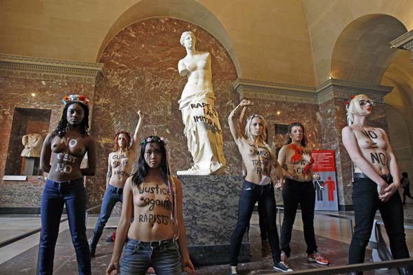 Femen chic: modelle come le attiviste. Ma scatta la protesta Femen chic: modelle come le attiviste. Ma scatta la protesta