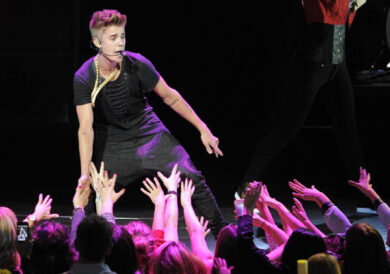 “Anna Frank sarebbe mia fan”. Polemica su Justin Bieber