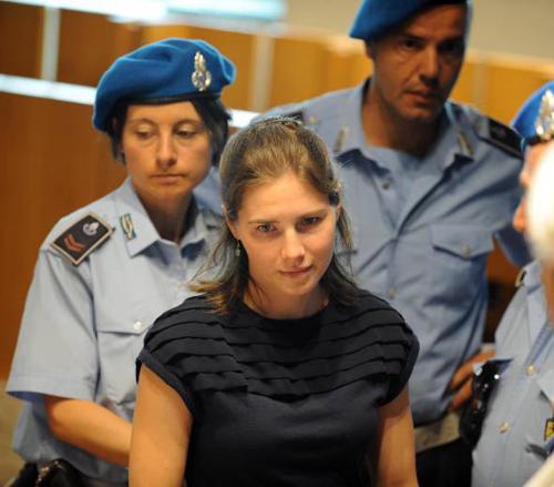 Amanda racconta il carcere italiano. “Un inferno, il secondino voleva fare sesso con me”