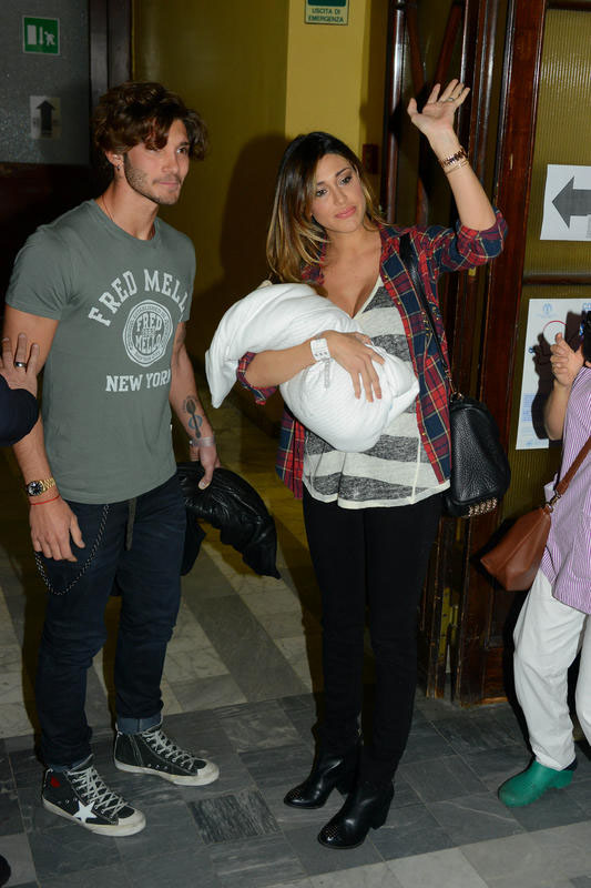 Belen Rodriguez pubblica su Facebook la prima foto di Santiago e torna sexy dopo la gravidanza Belen Rodriguez pubblica su Facebook la prima foto di Santiago e torna sexy dopo la gravidanza