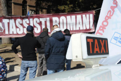 Truffato e deriso: “Mi do fuoco”. Il Comune consiglia: “Ci denunci”