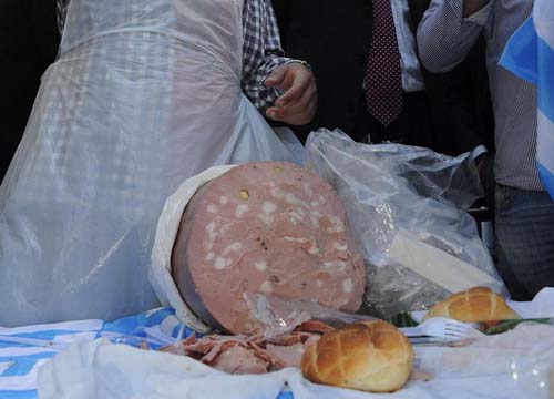 Centrodestra scatenato in piazza. Magliette e fette di mortadella Centrodestra scatenato in piazza. Magliette e fette di mortadella
