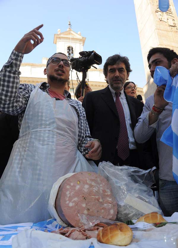Centrodestra scatenato in piazza. Magliette e fette di mortadella Centrodestra scatenato in piazza. Magliette e fette di mortadella