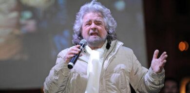 Grillo: “Napolitano bis? Golpettino furbo”. Salta il comizio in piazza