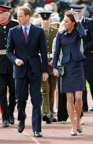 Kate Middleton sempre più mamma, esplode il pancione Kate Middleton sempre più mamma, esplode il pancione