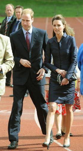 Kate Middleton sempre più mamma, esplode il pancione Kate Middleton sempre più mamma, esplode il pancione