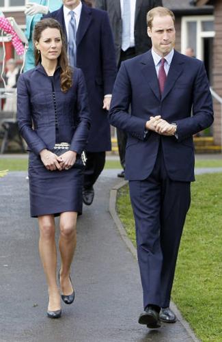 Kate Middleton sempre più mamma, esplode il pancione Kate Middleton sempre più mamma, esplode il pancione