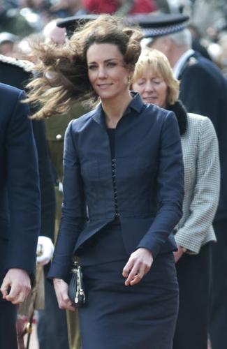 Kate Middleton sempre più mamma, esplode il pancione Kate Middleton sempre più mamma, esplode il pancione