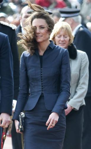 Kate Middleton sempre più mamma, esplode il pancione Kate Middleton sempre più mamma, esplode il pancione