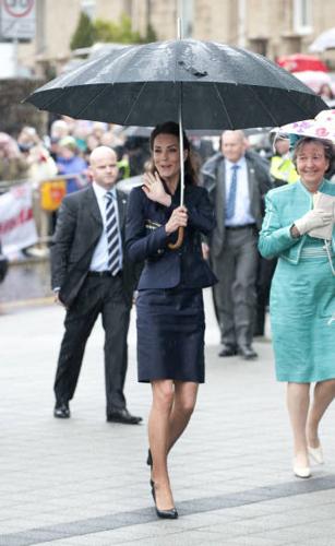Kate Middleton sempre più mamma, esplode il pancione Kate Middleton sempre più mamma, esplode il pancione