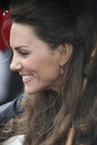 Kate Middleton sempre più mamma, esplode il pancione Kate Middleton sempre più mamma, esplode il pancione