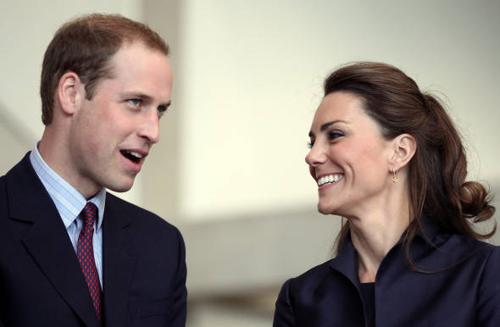 Kate Middleton sempre più mamma, esplode il pancione Kate Middleton sempre più mamma, esplode il pancione