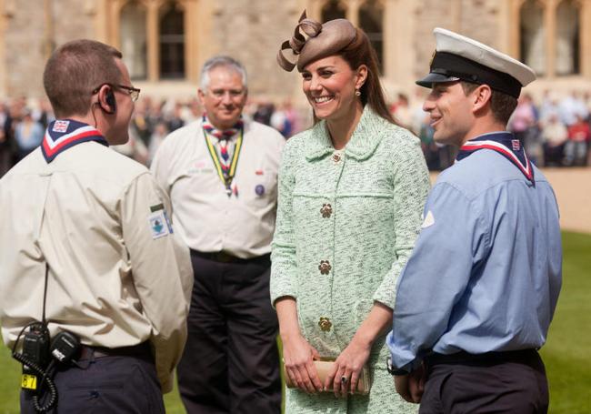 Kate Middleton sempre più mamma, esplode il pancione Kate Middleton sempre più mamma, esplode il pancione