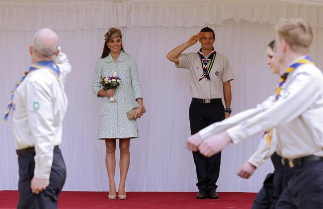 Kate Middleton sempre più mamma, esplode il pancione Kate Middleton sempre più mamma, esplode il pancione