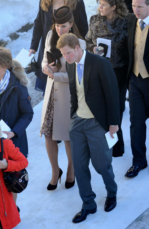 Kate Middleton sempre più mamma, esplode il pancione Kate Middleton sempre più mamma, esplode il pancione