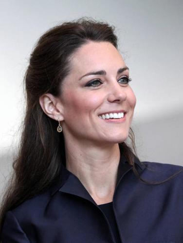 Kate non vuole rivelare il sesso dell’erede al trono, ma compra un passeggino azzurro Kate non vuole rivelare il sesso dell’erede al trono, ma compra un passeggino azzurro