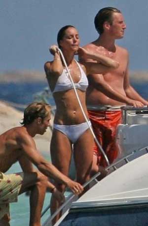 Kate non vuole rivelare il sesso dell’erede al trono, ma compra un passeggino azzurro Kate non vuole rivelare il sesso dell’erede al trono, ma compra un passeggino azzurro