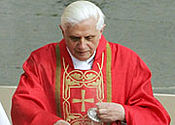 Ratzinger fa ritorno in Vaticano. Rumors: ma c’è chi parla di “crollo fisico”