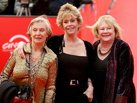Jane Fonda: “A 60 anni l’amore si fa leggero e il sesso ci guadagna”