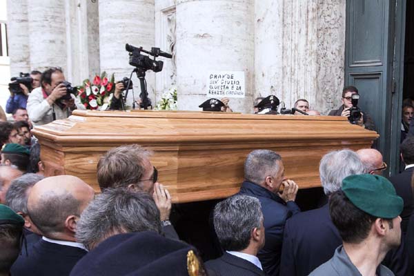 Funerali di Andreotti. Applausi in chiesa