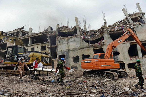 Bangladesh, estratta viva dopo 17 giorni Bangladesh, estratta viva dopo 17 giorni