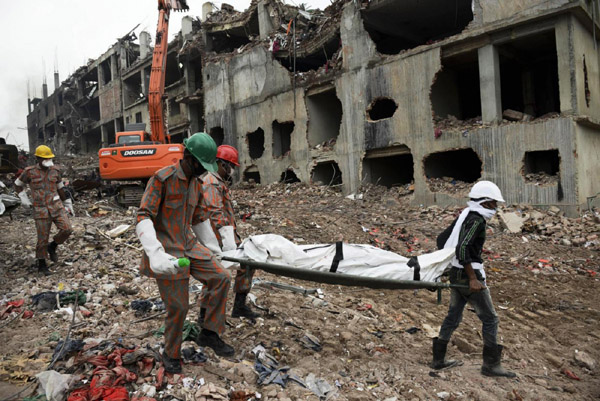 Bangladesh, estratta viva dopo 17 giorni Bangladesh, estratta viva dopo 17 giorni