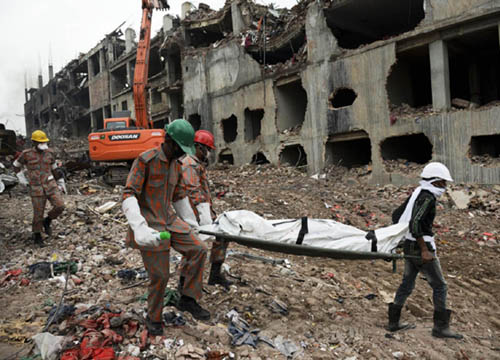 Bangladesh, estratta viva dopo 17 giorni Bangladesh, estratta viva dopo 17 giorni