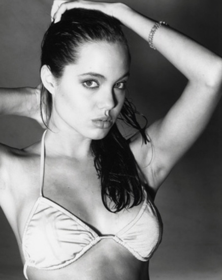 Angelina Jolie si è fatta asportare entrambi i seni: “Rischiavo il cancro”