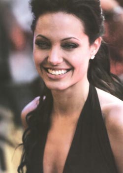 Angelina Jolie si è fatta asportare entrambi i seni: “Rischiavo il cancro”